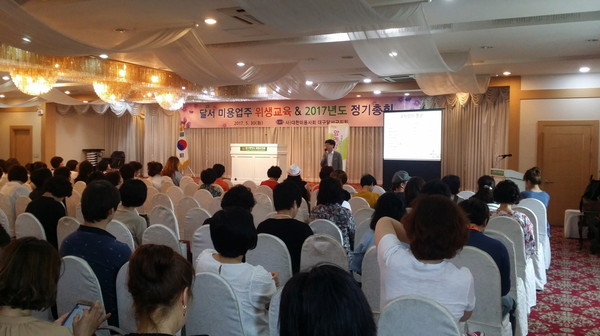 ▲ 이무현 교수가 달서구 미용업 영업주 500명에게 유방암 예방에 대해 강의하고 있다. ⓒ동산병원 제공