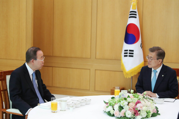 ▲ 반기문 전 유엔사무총장이 2일 청와대 본관에서 문재인 대통령과 오찬을 함께 하며 외교에 관해 자문하고 있다. ⓒ뉴시스 사진DB