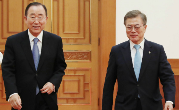 ▲ 문재인 대통령과 반기문 전 유엔사무총장이 2일 청와대 본관에서 만나 오찬 장소로 이동하고 있다. 이날 110분에 걸쳐 진행된 두 사람 사이의 오찬에서 강경화 외교부장관후보자는 전혀 거론되지 않은 것으로 알려졌다. ⓒ뉴시스 사진DB