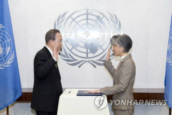▲ 강경화 외교부장관후보자가 지난 2013년 4월 유엔인도주의업무조정국 사무차장보를 맡게 되면서, 반기문 당시 유엔사무총장 앞에서 선서를 하고 있다. ⓒ연합뉴스 사진DB