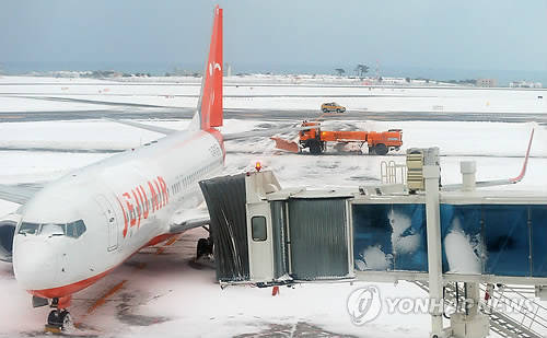 ▲ 폭설에 발 묶인 제주공항.ⓒ연합뉴스