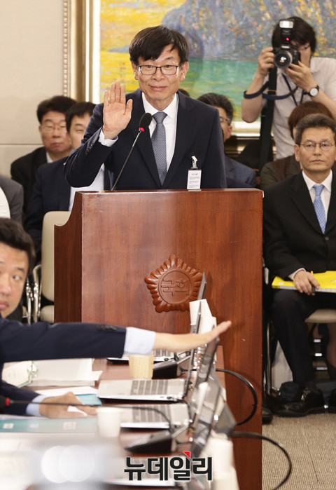 ▲ 김상조 공정거래위원장 후보자가 2일 오전 국회 정무위원회에서 열린 인사청문회에서 선서를 하고 있다. ⓒ 뉴데일리 이종현 사진기자