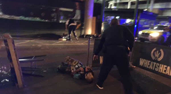 英런던의 런던브릿지와 보로우 시장에서 테러가 발생했다. 사진은 보로우 시장에서 경찰에 사살된 테러 용의자. ⓒ英BBC 관련보도 화면캡쳐.