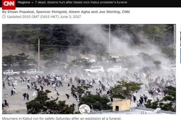 ▲ 아프가니스탄 수도 카불에서 3일(이하 현지시간) 연쇄 폭탄테러가 발생해 최소 20명이 숨지고 수십 명의 부상자가 발생했다. 사진은 관련 美'CNN' 보도 일부로, 폭발 현장서 시민들이 대피하고 있는 모습.ⓒ美'CNN' 홈페이지 캡쳐