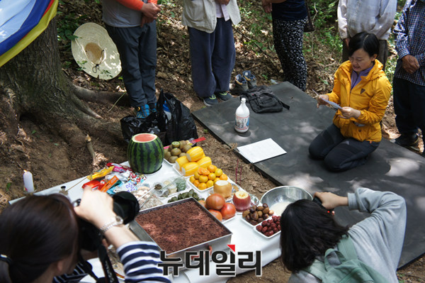 ▲ 3일 충북 보은군 북암마을에서 123년전 학살된후 매장된 동학군에 대한 위령제에서 조정미씨가 눈물로 제문을 읽고 있다.ⓒ김종혁 기자