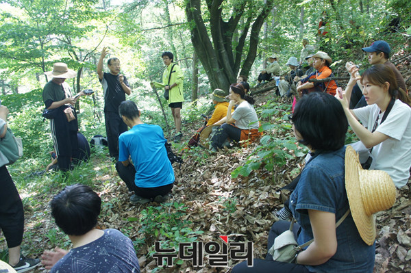 ▲ 박맹수 원광대 교수가 3일 충북 보은 수철령 고갯마루에서 동학혁명에 대해 설명하고 있다.ⓒ김종혁 기자