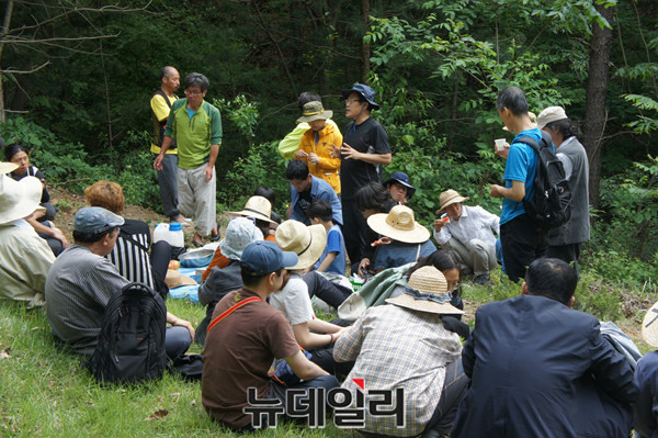 ▲ 위령제 후 박맹수 교수가 참가자들에게 학살된 동학군들에 대해 설명하고 있다.ⓒ김종혁 기자