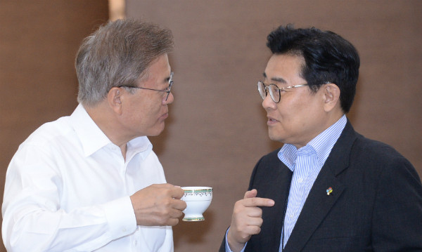 ▲ 문재인 대통령이 청와대 수석·보좌관회의에 앞서 전병헌 정무수석과 대화를 나누고 있다. ⓒ뉴시스 사진DB