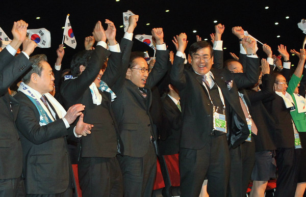 ▲ 이명박 전 대통령이 지난 2011년 7월 남아공 더반에서 2018년 평창동계올림픽 유치가 발표되자 이건희 삼성그룹 회장 등과 함께 만세를 부르고 있다. 이처럼 성공한 국가적 프로젝트는 전·현직 대통령 간의 상호 신뢰에서 나온다는 게 함성득 박사의 주장이다. ⓒ뉴시스 사진DB