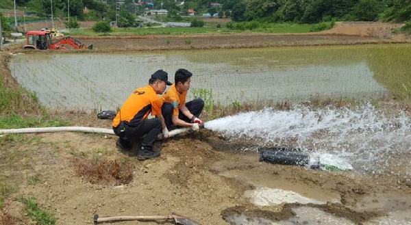 ▲ 충북소방대원들이 농업용수를 공급하고 있다.ⓒ충북소방본부