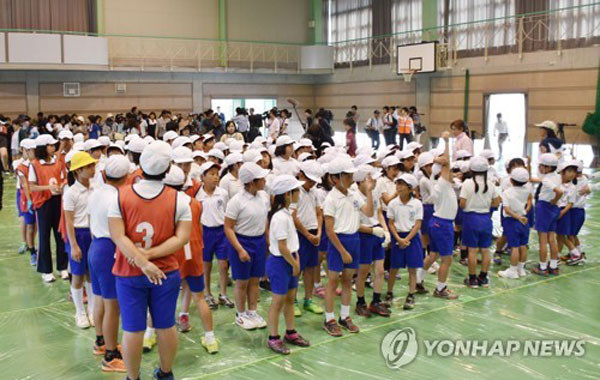 지난 4일 일본의 한 초등학교에서 실시한, 북한 미사일 공격 대비 대피훈련 모습. ⓒ연합뉴스. 무단전재 및 재배포 금지.