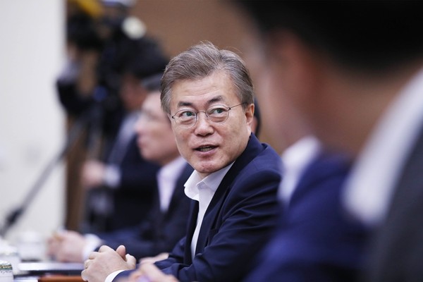 ▲ 문재인 정부가 박근혜정부 시절 추진된 '새마을' 관련 사업을 폐지하는 등 이전 정권 지우기에 들어가는 모양새다. ⓒ 청와대 제공