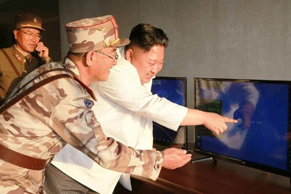 북한은 지난 5월 29일 강원도 원산 일대에서 탄도미사일 발사 도발을 실시했다. 사진은 미사일 발사 현장을 찾은 김정은이 기뻐하고 있는 모습.ⓒ北선전매체 홈페이지 캡쳐