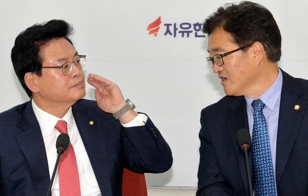 ▲ (왼쪽부터) 정우택 한국당 원내대표와 우원식 민주당 원내대표. ⓒ뉴시스