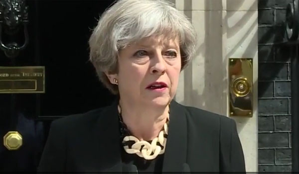 ▲ 지난 4일 오전(현지시간) 총리 관저 앞에서 기자회견을 하는 테레사 메이 英총리. ⓒ英미러 관련영상 화면캡쳐.