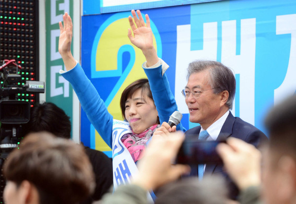 ▲ 총리비서실장으로 내정된 것으로 알려진 더불어민주당 배재정 전 의원이 지난해 4·13 총선에서 문재인 대통령의 지원유세를 받으며 지지를 호소하고 있다. 문재인 대통령의 지역구인 부산 사상을 물려받아 출마한 배재정 전 의원은 장제원 의원에게 패배하며 낙선했다. ⓒ뉴시스 사진DB