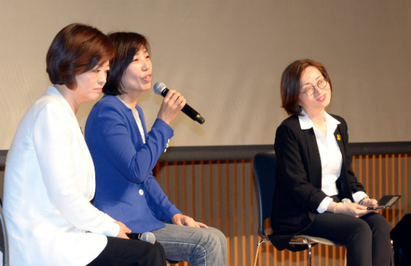 ▲ 총리비서실장으로 내정된 것으로 알려진 배재정 전 의원이 은수미 전 의원, 진선미 의원과 함께 지난해 5월 14일 노무현 전 대통령 7주기 토크콘서트에 참석해 발언하고 있다. 이 세 명의 전현직 의원은 모두 19대 총선을 앞두고 민주통합당의 비례대표 공천권을 쥐고 있던 한명숙 전 총리가 공천했다. ⓒ뉴시스 사진DB