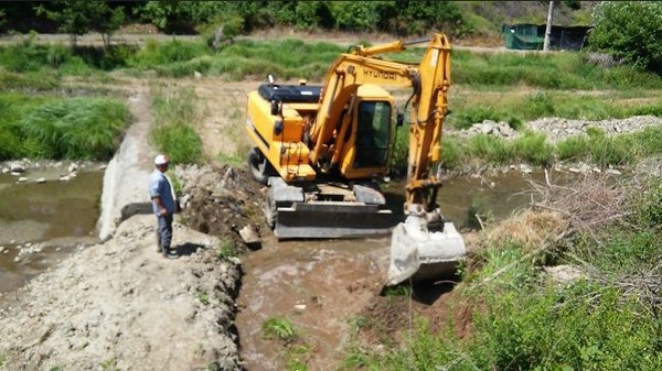 ▲ 충북 청주시 미원면의 한 마을에서 5일 가뭄극복을 위해 민관이 손잡고 작업중이다.ⓒ충북도