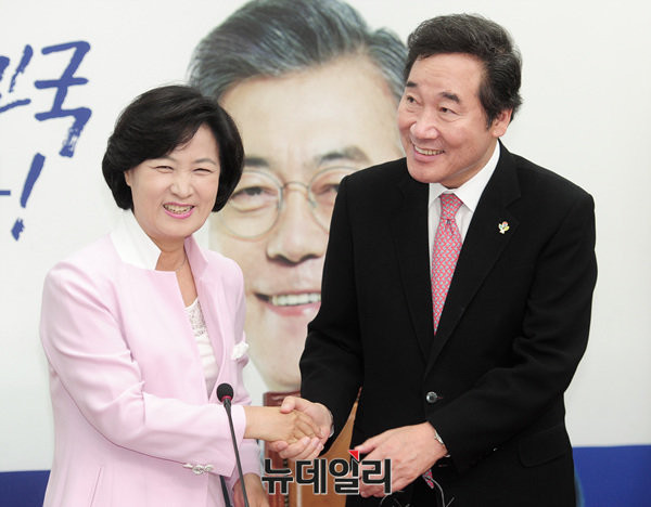 ▲ (왼쪽부터) 추미애 민주당 대표와 이낙연 국무총리. ⓒ공준표 기자