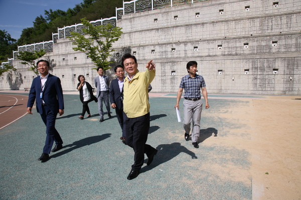 ▲ 김병우 충북교육감이 5일 옥천 장야초를 방문해 재해취약시설로 지정된 옹벽을 점검하고 있다.ⓒ충북교육청