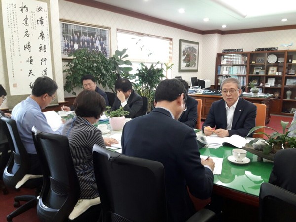 ▲ 윤여표 총장을 비롯한 대학 간부진들이 회의를 하고 있다.ⓒ충북대