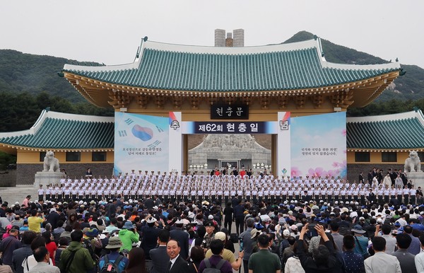 ▲ 대전시는 6일 오전 제62회 현충일의 날을 맞아 국립대전현충원에서 추념식을 가졌다.ⓒ대전시