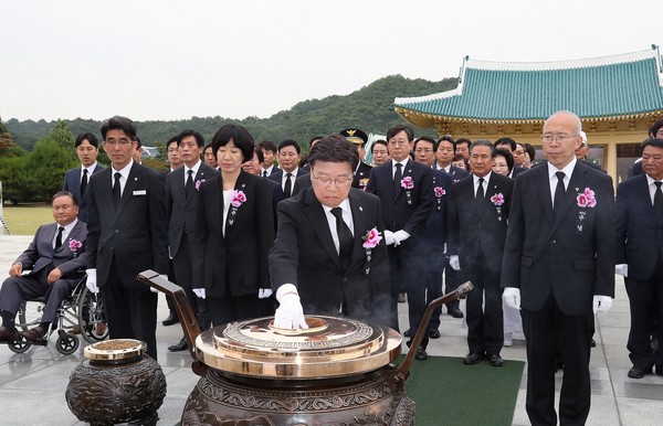 ▲ 권선택 대전시장과 김경훈 대전시의장, 시 간부 공무원 등이 6일 오전 국립대전현충원에서 호국선열 등에게 분양하고 있다.ⓒ대전시