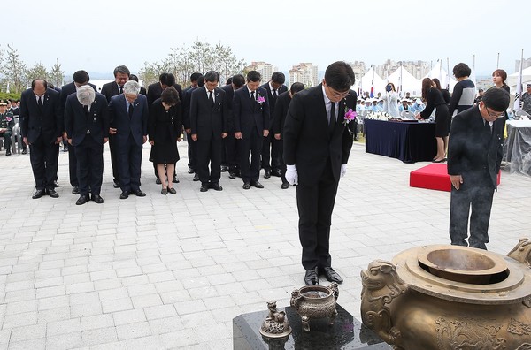 ▲ 안희정 충남도지사와 간부들의 충남보훈공원에서 호국영령과 순국선열들을 참배하고 있다.ⓒ충남도