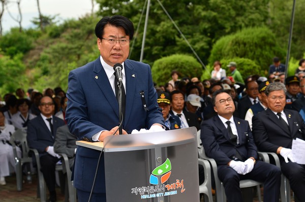 ▲ 이균규 제천시장이 6일 오전 열린 제62회 현충일 추념식에서 기념사를 하고 있다.ⓒ제천시