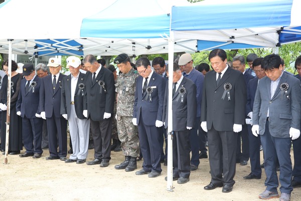 ▲ 6일 오전 열린 제62회 현충일 추념식에서 박세복 영동군수와 참석자들이 묵념을 하고 있다.ⓒ영동군