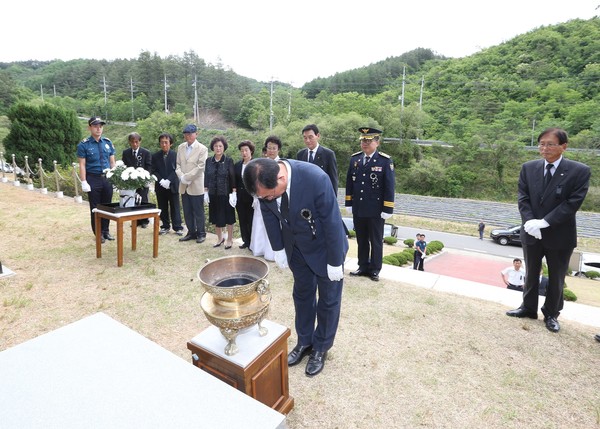 ▲ 6일 오전 열린 제62회 현충일 추념식에서 나용찬 괴산군수가 충혼탑에서 헌화 분양을 한 뒤 참배하고 있다.ⓒ괴산군
