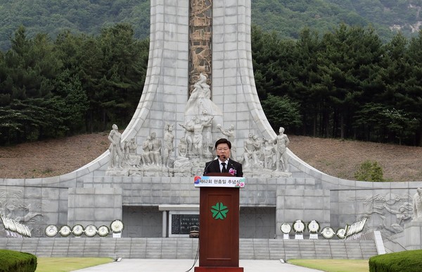 ▲ 권선택 시장이 6일 오전 국립대전현충원에서 열린 제62회 현충일 추념식에서 기념사를 하고 있다.ⓒ대전시