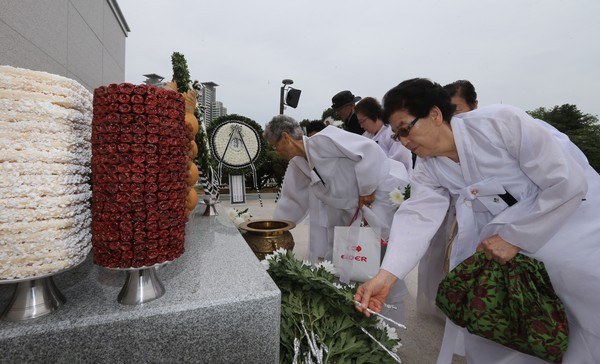 ▲ 보훈 유가족들이 6일 제62회 현충일을 맞아 청주 사직 충혼탑에서 열린 추념식에서 헌화를 하고 있다.ⓒ청주시