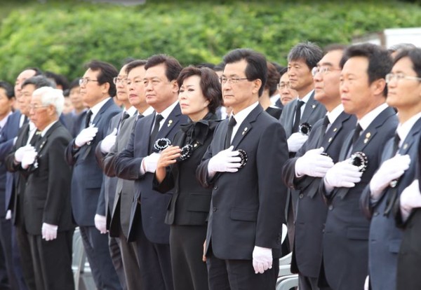 ▲ 6일 제62회 현충일을 맞아 이시종 충북도지사를 비롯한 지역 기관단체장들이 추념식을 가졌다.ⓒ충북도