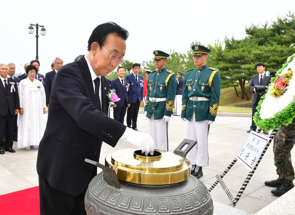 ▲ 김관용 경북도지사가 현충일인 6일 대구경북 유일의 국립묘지인 국립영천호국원에서 분향을 하고 있다.ⓒ경북도