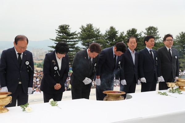▲ 권영진 대구시장이 대구 지역 구청장과 함께 헌화 분향을 하고 있다.ⓒ대구시