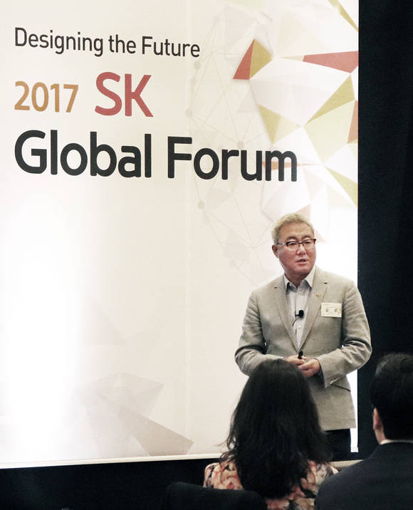 ▲ 미국 뉴저지주 저지시티에서 열린 '2017 SK 글로벌 포럼'에서 김준 SK 수펙스추구협의회 에너지화학위원장(SK이노베이션 사장 겸임)이 SK그룹의 에너지화학 분야 사업 성과 및 연구 개발 현황 등을 설명하고 있다.ⓒSK그룹