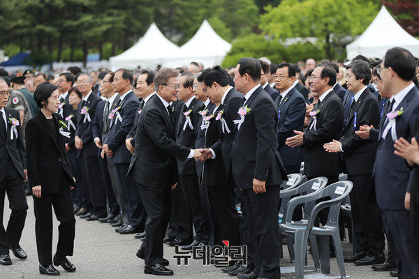 ▲ 자유한국당 정우택 원내대표(가운데)가 지난 6일 현충일 추념식에 참석한 모습. ⓒ청와대 제공