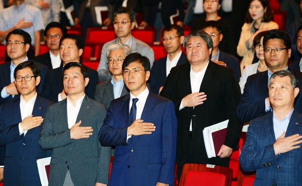 ▲ 안희정 충남도지사가 7일 ‘6월 행복한 직원 만남의 날’ 행사에 참석, 국민의례를 하고 있다.ⓒ충남도