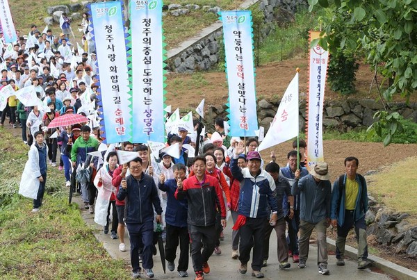 ▲ 이승훈 충북 청주시장과 시민들이 7일 옥산면 장동리 일원에서 통합 3주년 기념 ‘청주사랑 화합의 길 걷기 행사’를 진행했다.ⓒ청주시