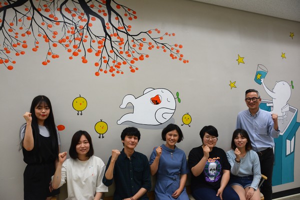 ▲ 임은하 지원장(왼쪽에서 4번째), 김동범 작가(왼쪽에서 3번째), 박석환 교수(오른쪽에서 1번째)와 학생들이 대전지방법원 공주지원 피고인 대기실 벽화작업을 완료한 후 기념사진을 찍고 있다.ⓒ한국영상대