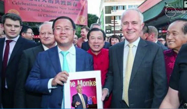 ▲ 호주 정계에 거액의 기부금을 뿌리며 영향력을 키워나가고 있다는 중국계 부동산 개발업자 '후앙싱마오(중앙 왼쪽)'. ⓒ호주 시드니 모닝 헤럴드 관련보도 화면캡쳐.
