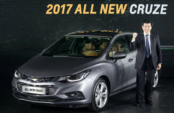 ▲ 제임스 김 한국지엠 사장이 신형 크루즈 출시 행사에서 기념촬영을 하고 있다.ⓒ한국지엠