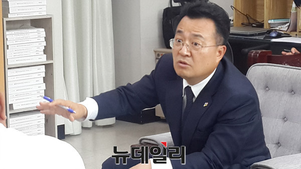 ▲ 충북도 서승우 기획실장이 8일 기자실에서 올해 1차 추경안에 대해 설명하고 있다.ⓒ김종혁 기자