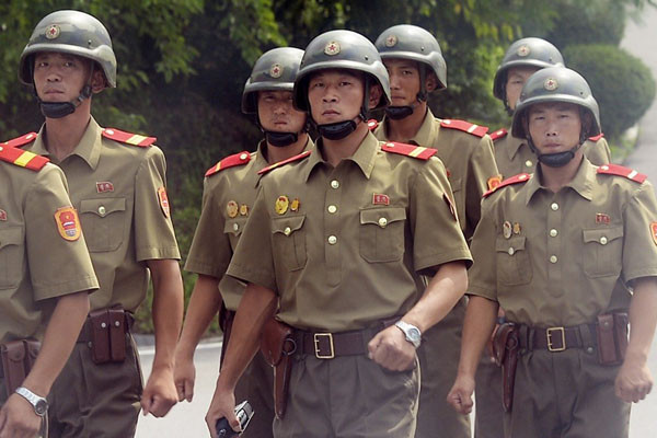 ▲ 판문점의 북한군 모습. 이들과 달리 후방의 북한군 부대는 돈을 받고 민간차량 경비와 주차를 해주고 있다고 한다. ⓒ뉴시스. 무단전재 및 재배포 금지.