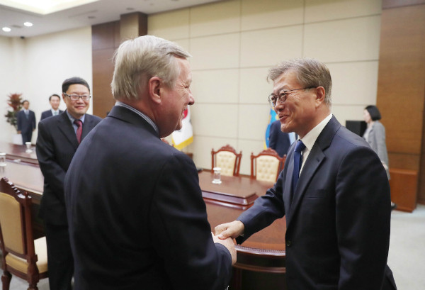 ▲ 문재인 대통령이 지난달 31일 청와대에서 딕 더빈 미국 상원 민주당 원내총무와 만나 악수를 나누고 있다. 더빈 의원은 7일 현지 매체와의 인터뷰에서, 당시 면담에서 문재인 대통령에게 사드 배치 연기도, 의회 동의 필요성도 이해하지 못하겠다고 말했다고 밝혔다. ⓒ뉴시스 사진DB