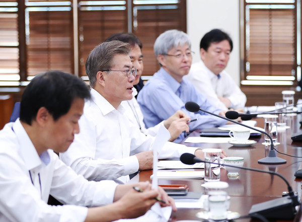 ▲ 문재인 대통령이 8일 청와대 여민관에서 수석비서관·보좌관 회의를 주재하고 있다. ⓒ청와대 제공