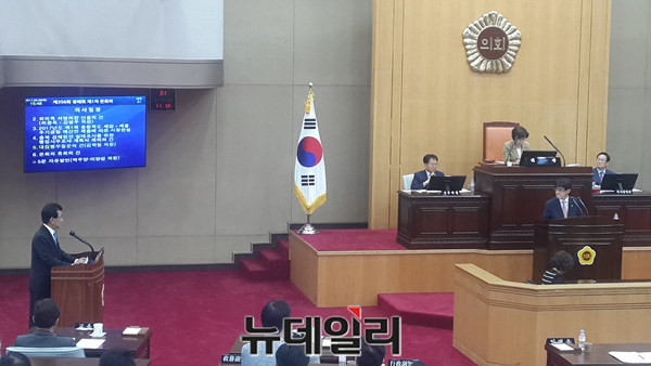 ▲ 김학철 도의원이 이시종 도지사를 상대로 시정질문을 벌이고 있다.ⓒ김종혁 기자