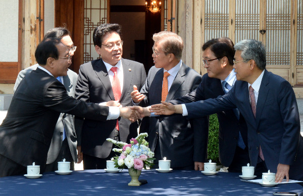 ▲ 문재인 대통령이 추경정국 돌파를 위해 시정연설을 직접 하는 등 국회와의 소통에 적극 나설 방침이다. 사진은 지난달 19일 청와대 상춘재에서 원내5당 대표들과 회동을 갖고 있는 문재인 대통령의 모습. ⓒ뉴시스 사진DB