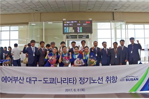 ▲ 왼쪽부터 곽창용 에어부산 영업본부장, 정의관 대구시 공항추진본부장, 김제헌 지방항공청 대구공항출장소장, 최판호 에어부산 경영본부장, 윤현 대구시관광협회장, 남흥섭 한국공항공사 대구지사장 등).ⓒ대구시